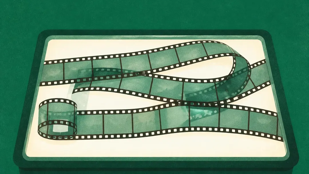 Ilustração: tiras de negativos de filme sobre uma mesa de luz, com reflexos suaves e sem imagens nítidas nos quadros