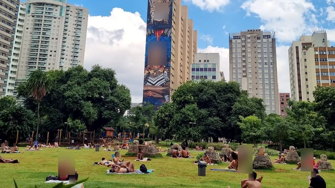 Pessoas tomando sol no Parque Augusta durante o final de semana